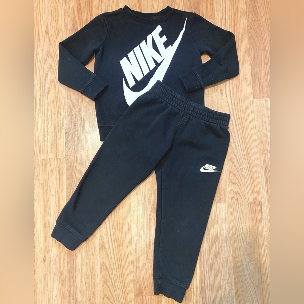 ⚽️NIKE 2 PIECE MATCHING SET FOR BOYS SIZE 4/5 SWEATER AND SWEATPANTS BLACK WHITE